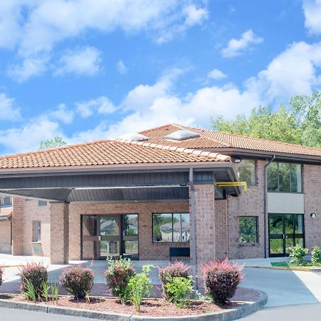 Days Inn By Wyndham Geneva/Finger Lakes Bagian luar foto
