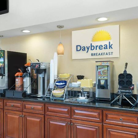 Days Inn By Wyndham Geneva/Finger Lakes Bagian luar foto