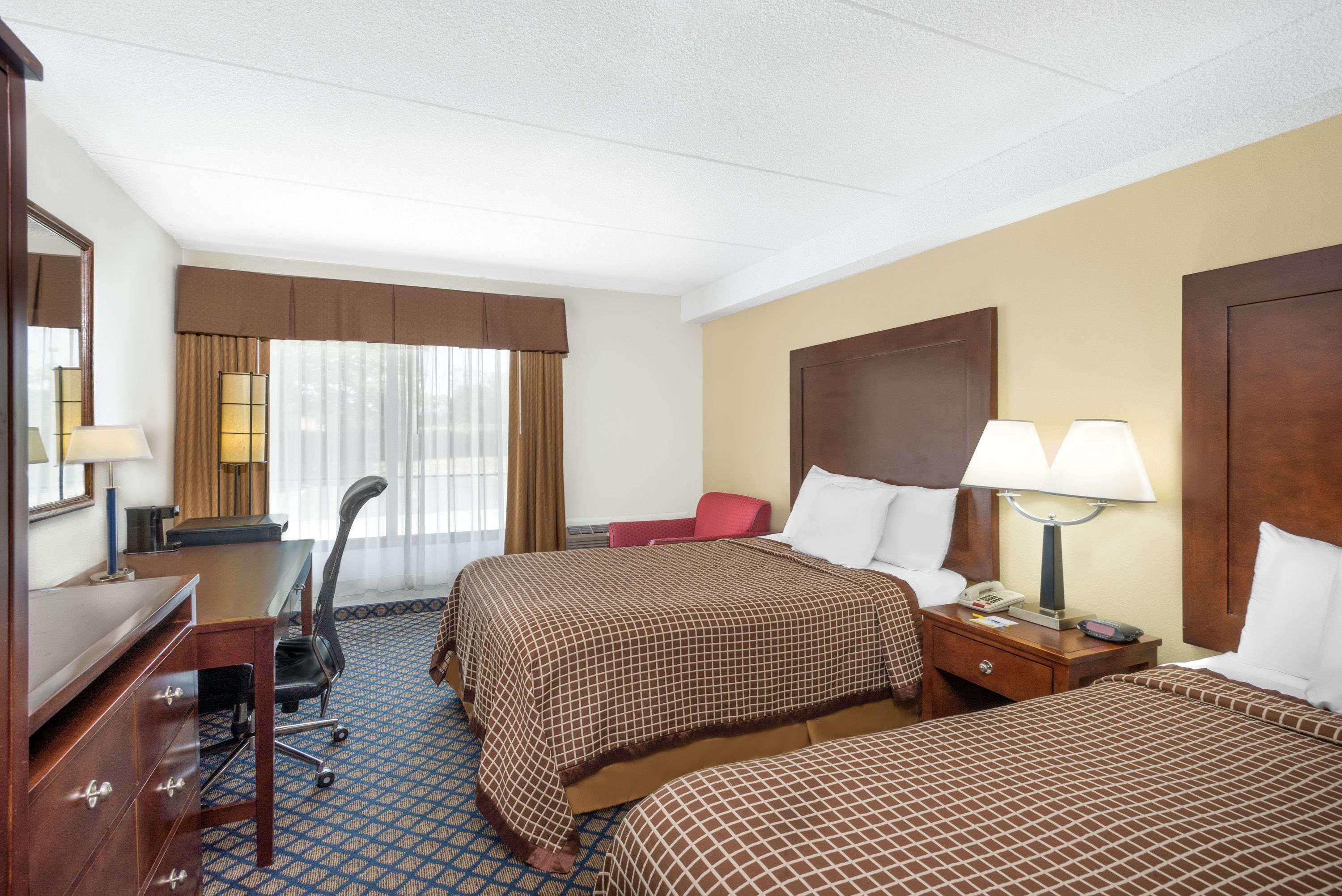 Days Inn By Wyndham Geneva/Finger Lakes Bagian luar foto
