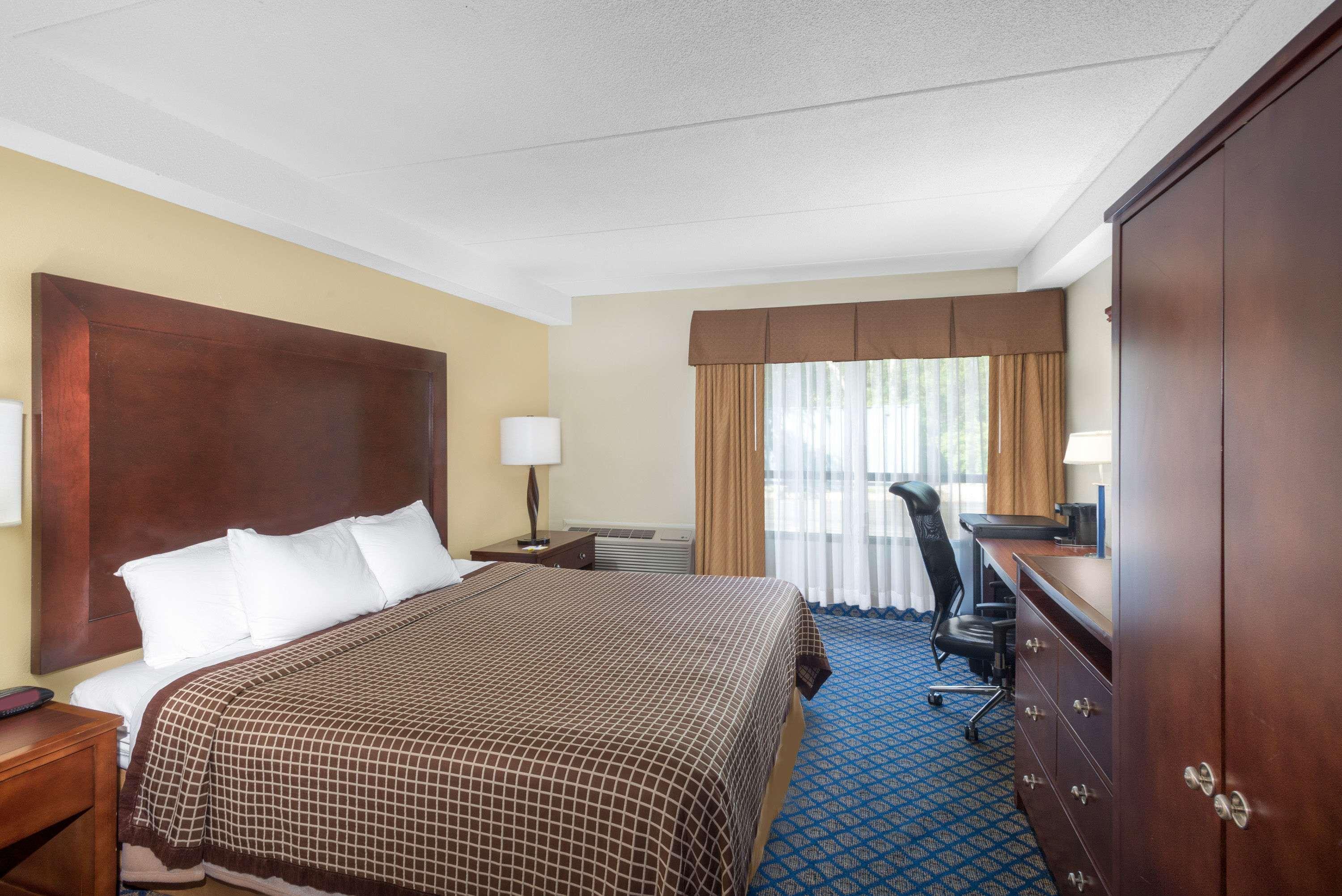 Days Inn By Wyndham Geneva/Finger Lakes Bagian luar foto