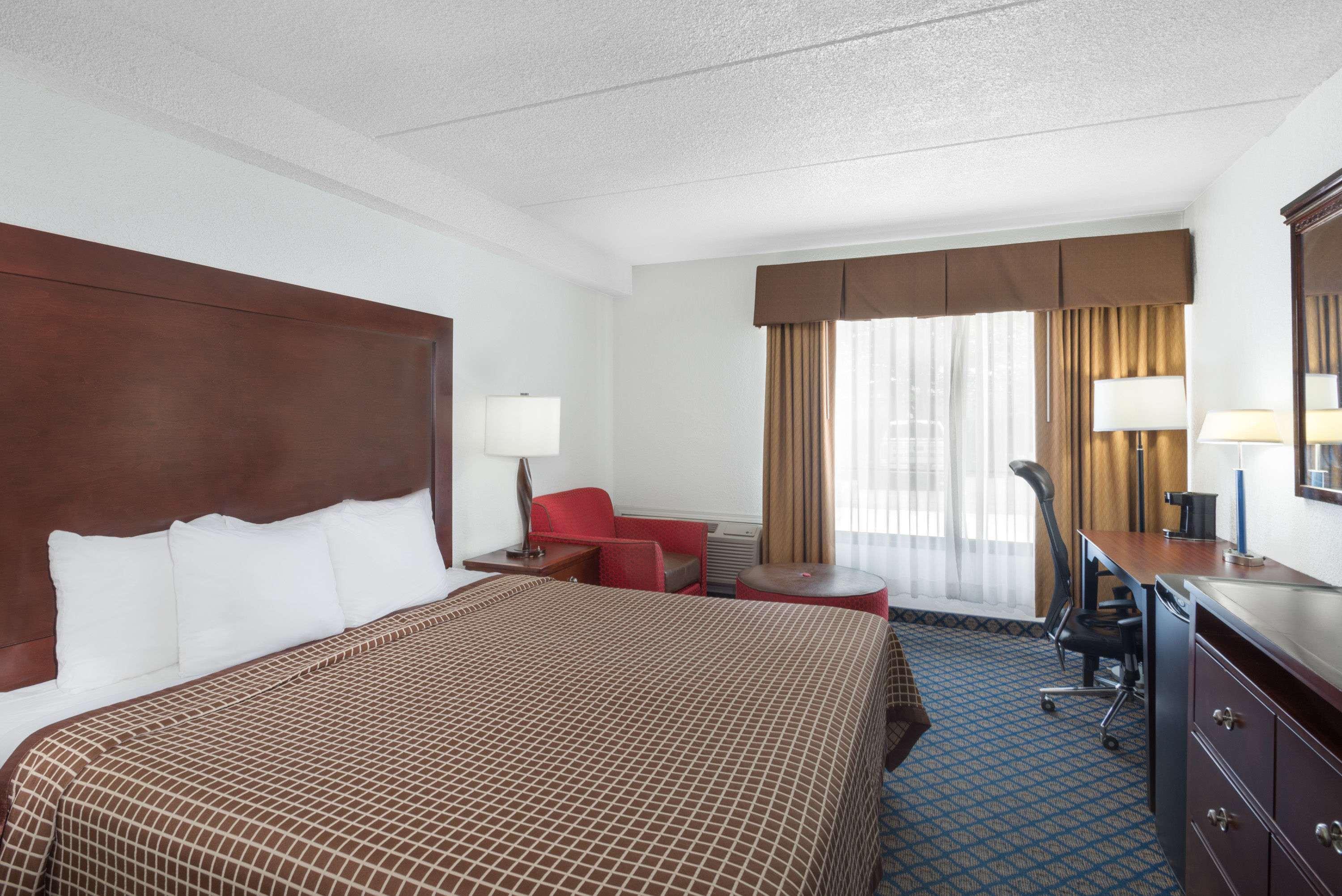 Days Inn By Wyndham Geneva/Finger Lakes Bagian luar foto
