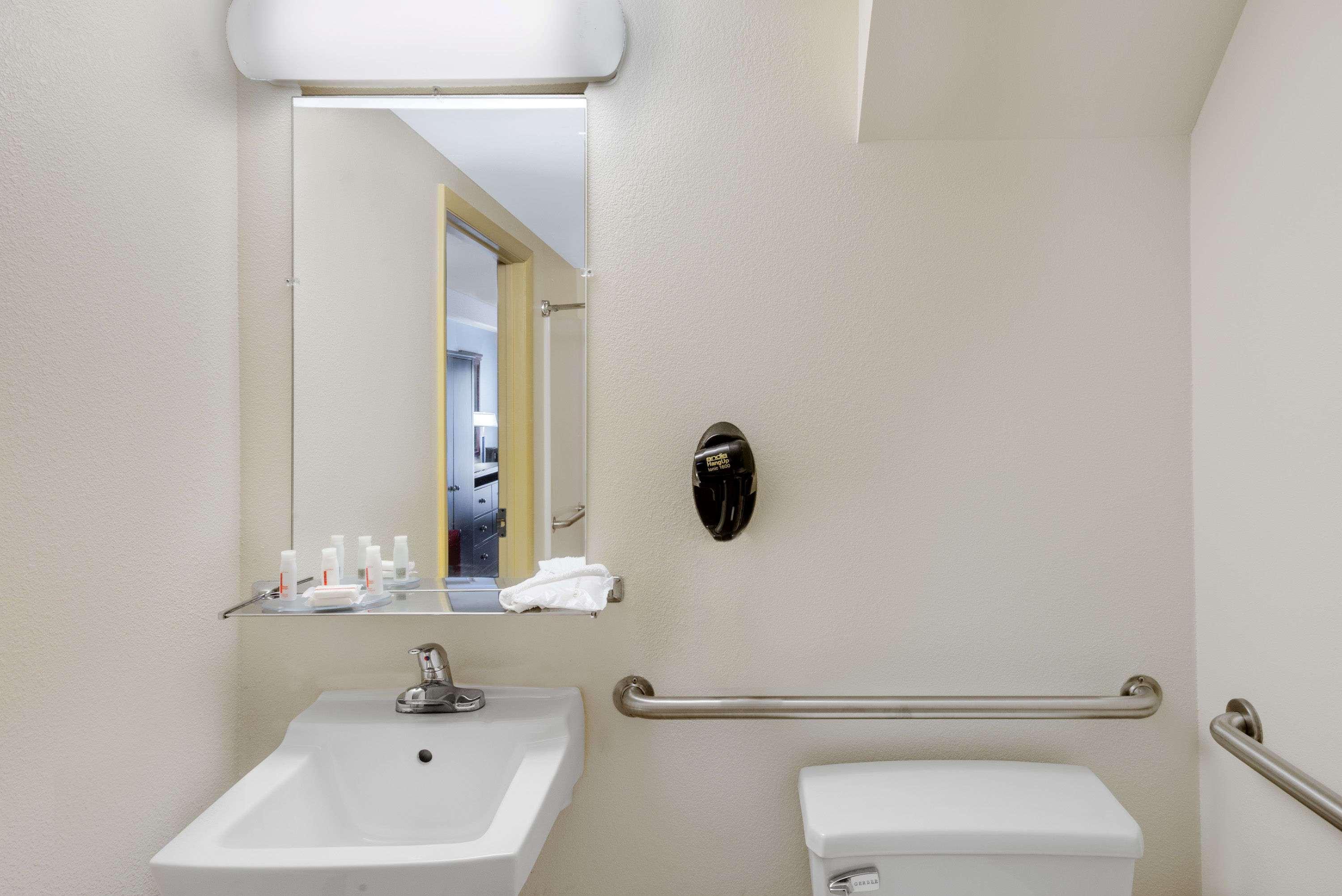 Days Inn By Wyndham Geneva/Finger Lakes Bagian luar foto