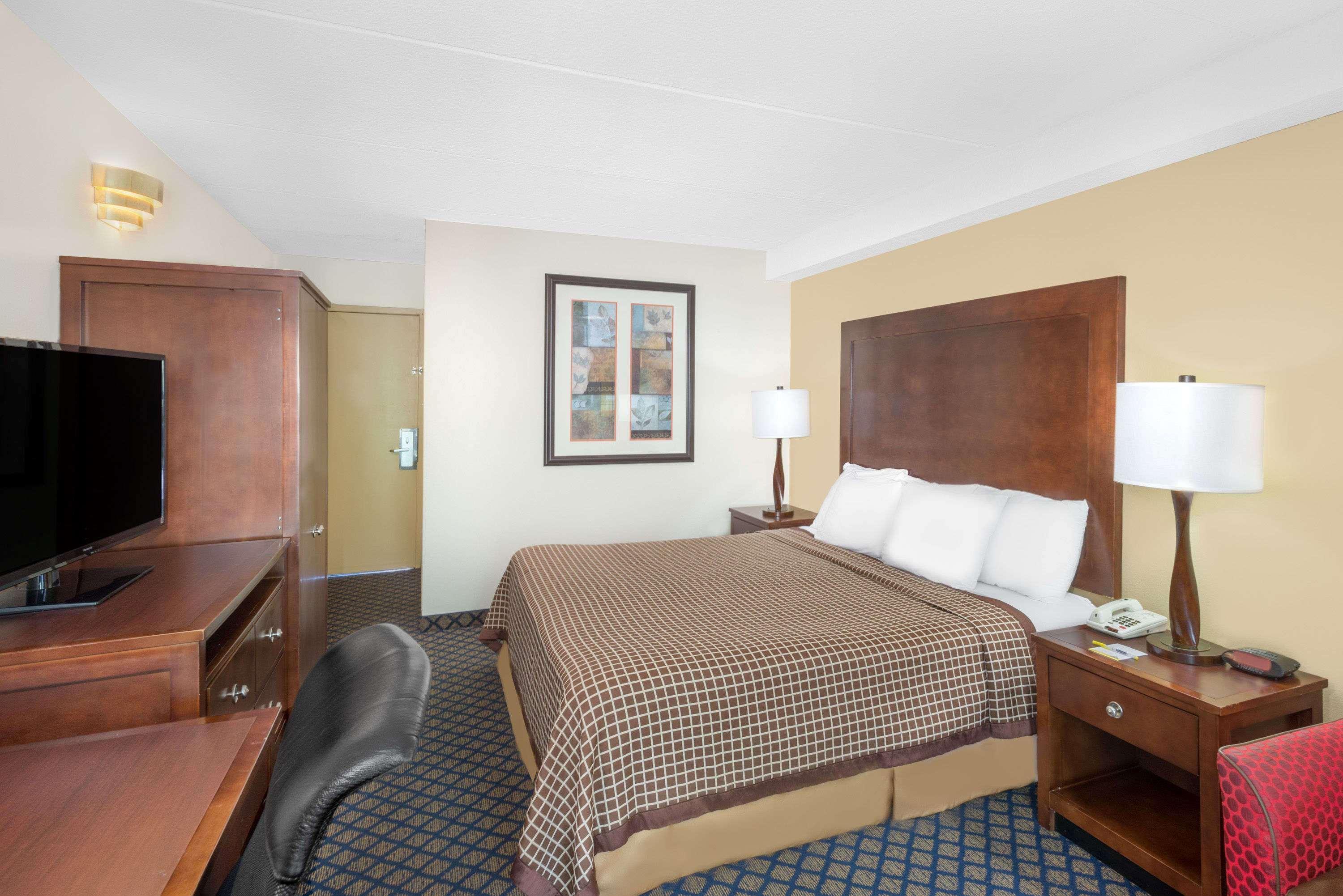 Days Inn By Wyndham Geneva/Finger Lakes Bagian luar foto