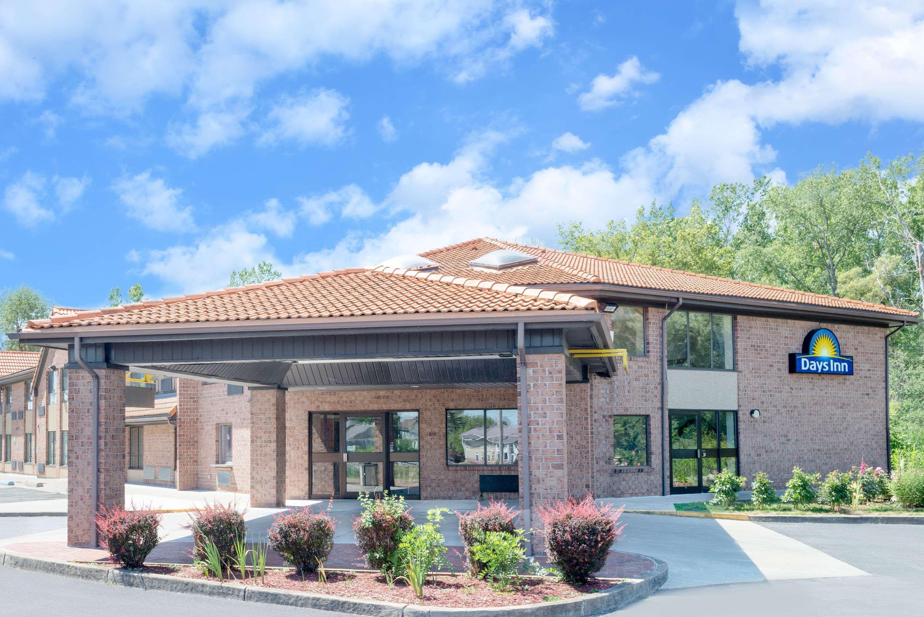 Days Inn By Wyndham Geneva/Finger Lakes Bagian luar foto