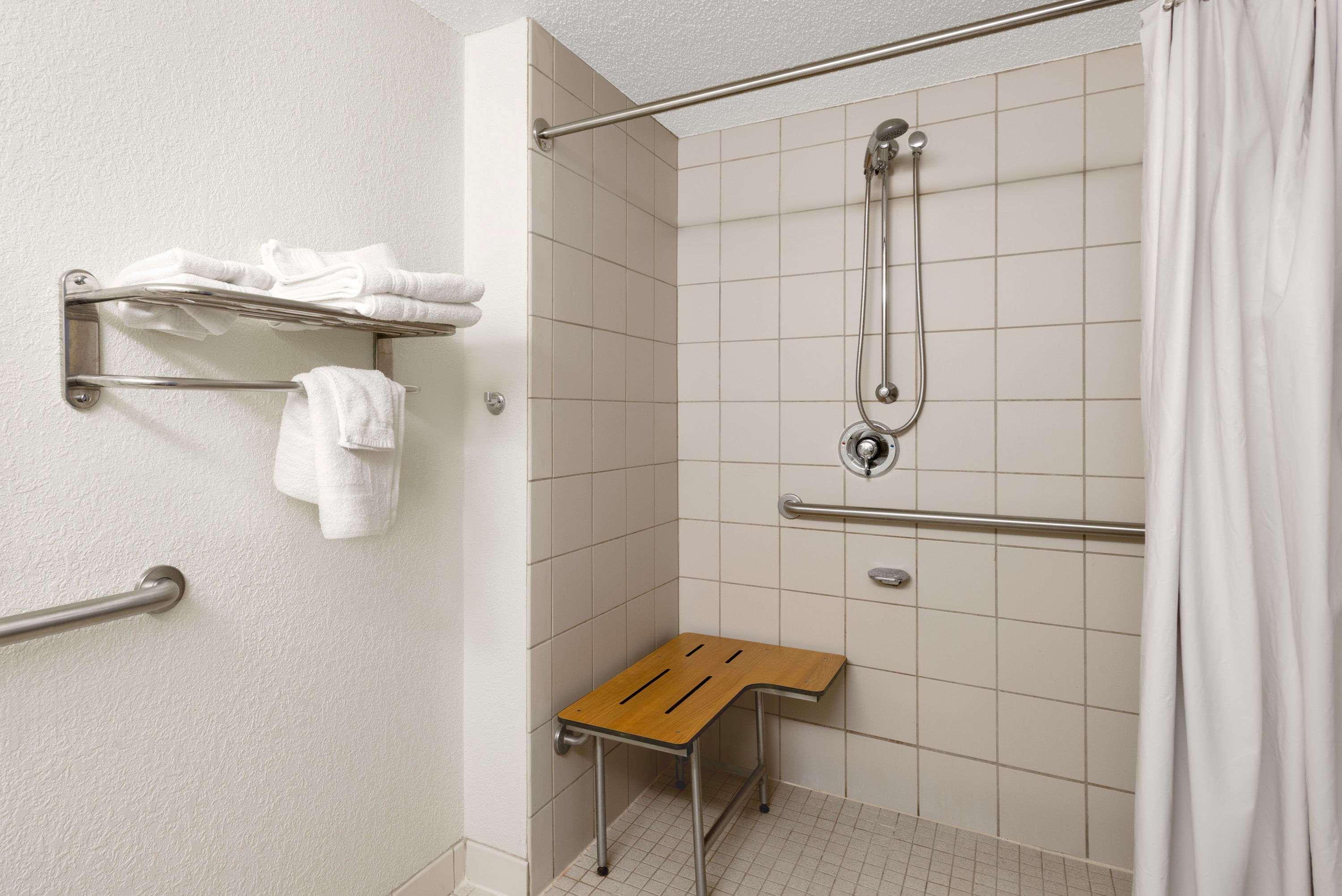 Days Inn By Wyndham Geneva/Finger Lakes Bagian luar foto