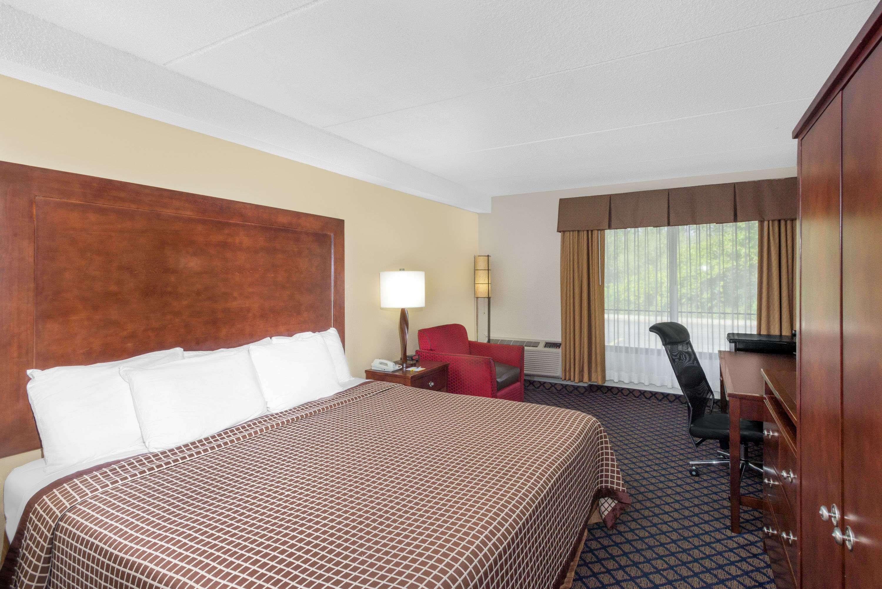 Days Inn By Wyndham Geneva/Finger Lakes Bagian luar foto